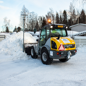Traktori auraamassa lunta Helsingissä